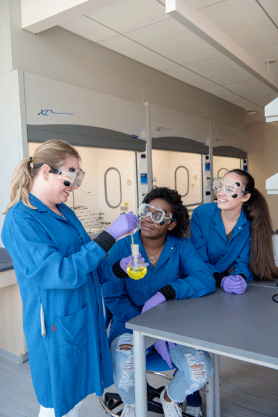 Prof. Christina Bauer and students in the lab