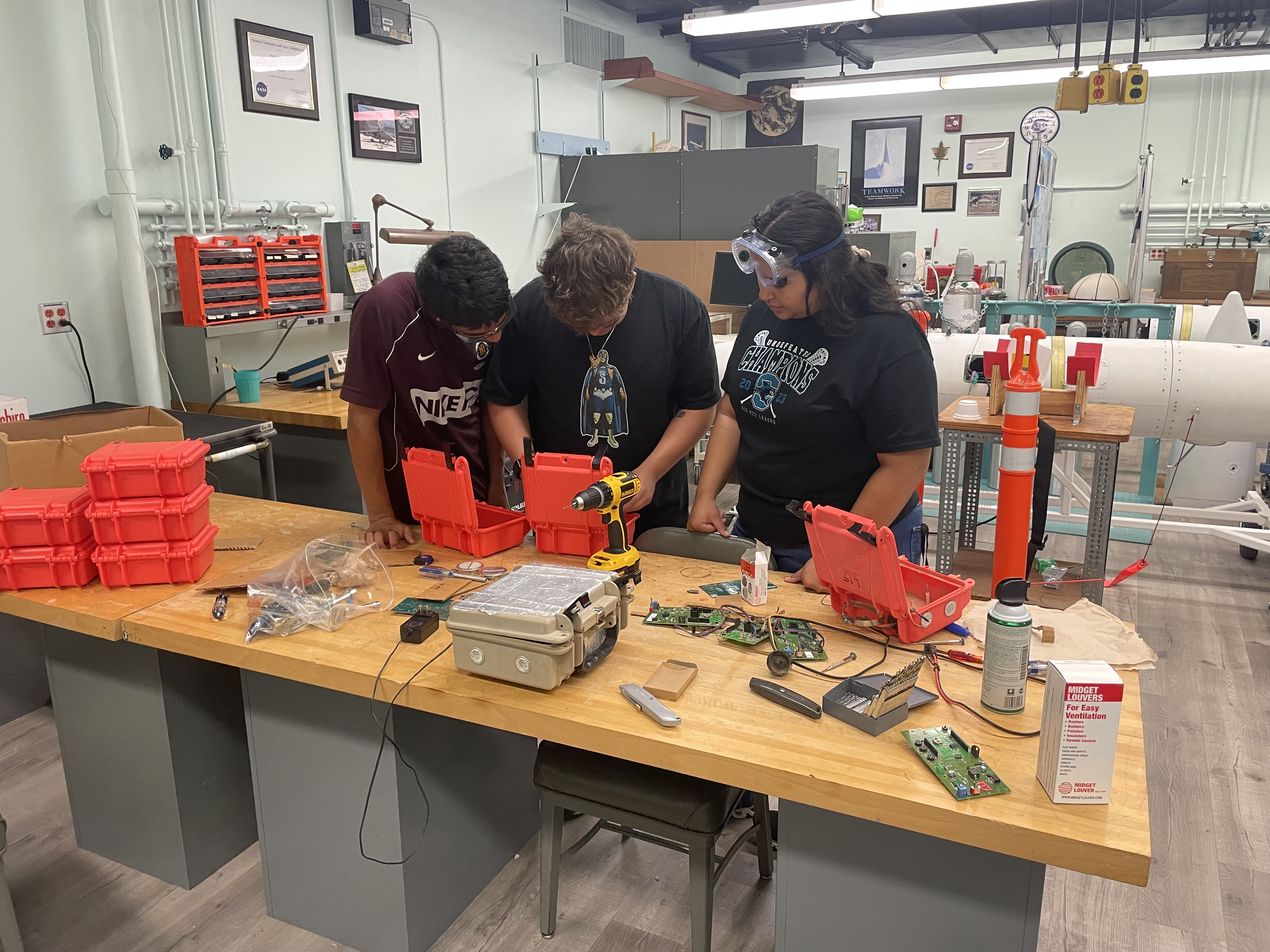  Juan Alvarez ’27 and Dylan Zeledon ’27, and Isabel Barriento ’25 work on constructing air quality sensors. | Whittier College