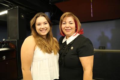 Linda Sánchez with a student
